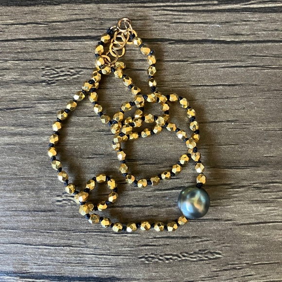 Vintage gold tone faceted beads and gray faux pearl baroque necklace - Picture 5 of 6